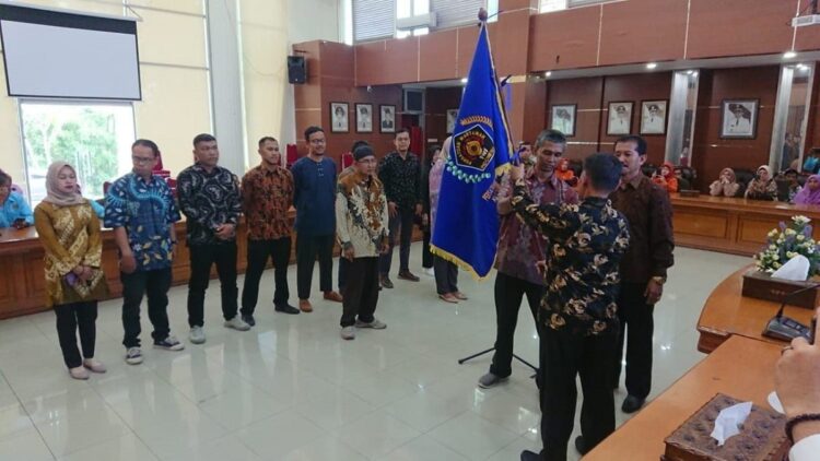 Pengurus PWI Bukittinggi 2023-2026 Resmi Dilantik 1 Ketua PWI Bukittinggi Ikhwan Salim menerima pataka saat dilantik. (Dok. Istimewa)