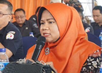 Kordiv Hukum, Pencegahan, Parmas dan Humas Bawaslu Kabupaten Pasaman, Mesrawati. (Antara/Heri Sumarno)