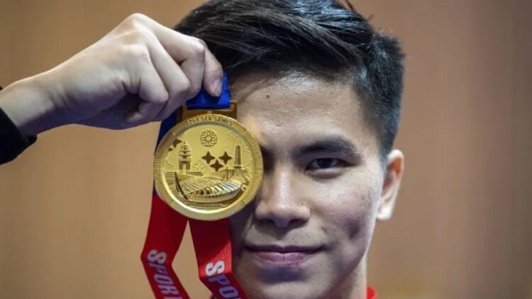 Atlet taolu Indonesia Edgar Xavier Marvelo menunjukkan medali emas usai upacara penghargaan pemenang final wushu nomor changquan putra SEA Games 2023 di Chroy Changvar International Convention & Exhibition Center, Phnom Penh, Kamboja, Jumat (12/5/2023). Edgar Xavier meraih medali emas pada nomor tersebut dengan skor 9,713. ANTARA FOTO/M Agung Rajasa/tom.