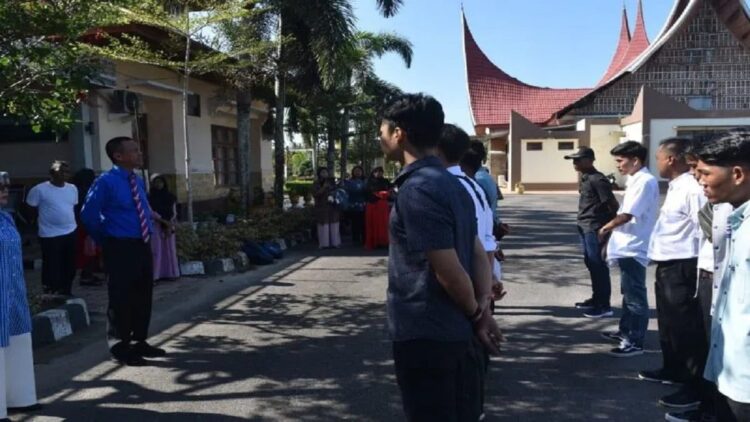 Wali Kota Pariaman, Sumbar Genius Umar (dua kiri) memberikan arahan saat melepas keberangkatan 16 pemuda untuk mengikuti pelatihan ke Jakarta di Pariaman, Kamis. ANTARA/HO-Diskominfo Pariaman