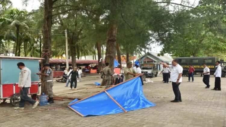 Pemko Pariaman Tata kembali PKL di Objek Wisata Pasca Kegiatan Piaman Barayo 1 Sekretaris Daerah Kota Pariaman, Sumbar Yotta Balad (kanan) terlihat mengarahkan anggota Satpol PP Pariaman dalam kegiatan penertiban kios pedagang di objek wisata. ANTARA/HO-Diskominfo Pariaman