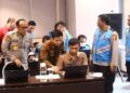 Asisten Sumber Daya Manusia (ASSDM) Polri Irjen Dedi Prasetyo mengecek posko monitoring center CAT akademik dan psikologi untuk penerimaan anggota secara realtime. (Dok. Divhumas)