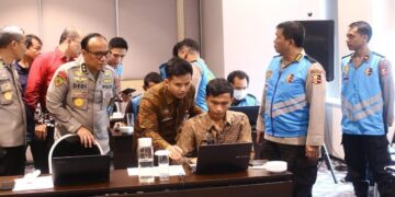 Polri Bentuk Posko Monitoring Penerimaan Anggota Secara Realtime 7 Asisten Sumber Daya Manusia (ASSDM) Polri Irjen Dedi Prasetyo mengecek posko monitoring center CAT akademik dan psikologi untuk penerimaan anggota secara realtime. (Dok. Divhumas)