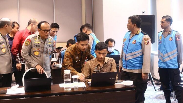Asisten Sumber Daya Manusia (ASSDM) Polri Irjen Dedi Prasetyo mengecek posko monitoring center CAT akademik dan psikologi untuk penerimaan anggota secara realtime. (Dok. Divhumas)