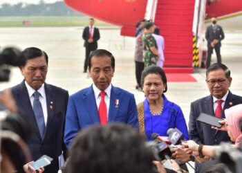 Presiden Tunjuk Mahfud MD Jadi Plt Menkominfo 15 Presiden Jokowi didampingi Ibu Iriana dan Menko Marinves Luhut Binsar Pandjaitan dan Seskab Pramono Anung memberikan keterangan pers, di Pangkalan TNI AU Halim Perdanakusuma, Jakarta, Jumat (19/05/2023). (Foto: Humas Setkab/Jay)