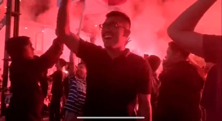 Wakil Sekretaris Gerindra Sumbar Rachmad Wijaya turut mendukung Timnas Indonesia U-22 saat melawan Thailand U-22 dalam nonton bareng di Nagoya Kafe, Kota Padang saat final Sea Games Kamboja.