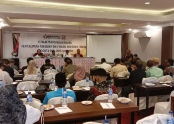 Komisioner Bawaslu Agam sedang memimpin rapat koordinasi. (ANTARA/Altas Maulana)