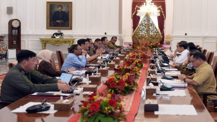 Presiden Jokowi pimpin ratas bahas golden visa, Senin (29/05/2023), di Istana Merdeka, Jakarta. (Foto: Humas Setkab/Rahmat)