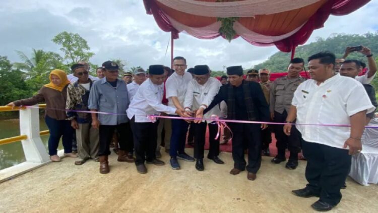Wali Kota Padang Hendri Septa meresmikan jembatan yang dibangun menggunakan dana pribadi di kawasan Lambuang Bukik Kecamatan Pauh. (ANTARA/Diskominfo Padang)
