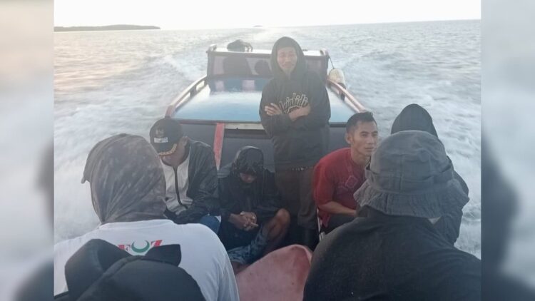 Tim UPZ Baznas Semen Padang mengantarkan bantuan ke pedalaman Mentawai. (Dok. UPZ Semen Padang)