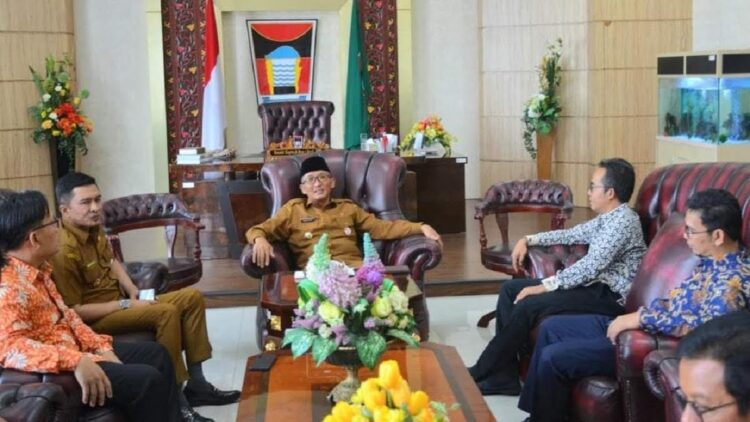 Pemko Padang dan KPU Siap Sukseskan Pemilu 2024 1 Wali Kota dan Wawako Padang bersama jajaran OPD bertemu dengan KPU Padang di rumah dinas Wali Kota. (Dok. Istimewa)