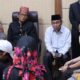 Wali Kota Padang Hendri Septa bersama Wakil Ketua Komisi I DPRD Sumatera Barat (Sumbar) dari Fraksi PAN Maigus Nasir menyambangi Polresta Padang pada Selasa (2/5/2023). (Dok. Istimewa)