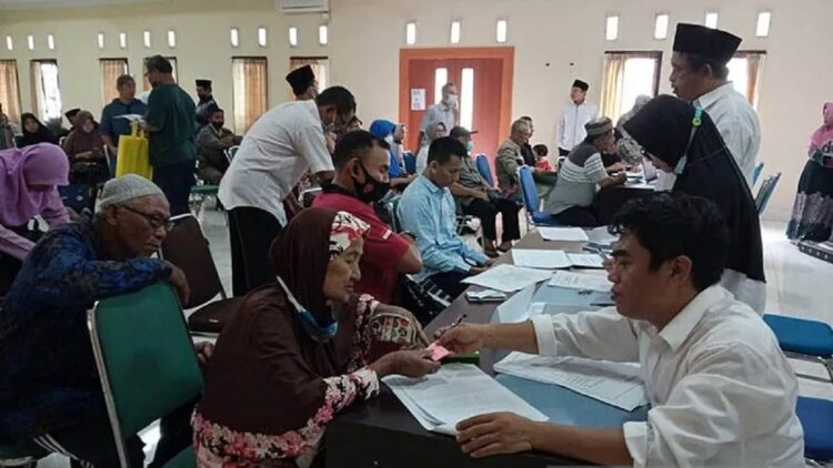 Jemaah calon haji melakukan proses administrasi pelunasan biaya perjalanan haji (Bipih) tahun 2023 di Kantor Kementerian Agama Kota Mataram, Nusa Tenggara Barat, Selasa (11/4/2023). ANTARA/Nirkomala/aa.