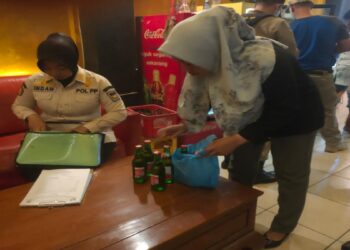 Razia, Satpol PP Temukan Tempat Biliar di Padang Diduga Sediakan Miras