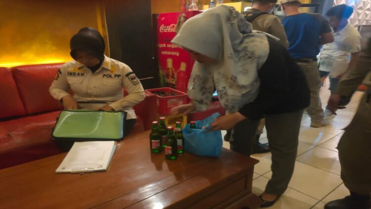 Petugas menyita minuman keras (miras) di salah satu tempat biliar pada Selasa (2/5/2023) malam. (Foto: Dok. Satpol PP Kota Padang)