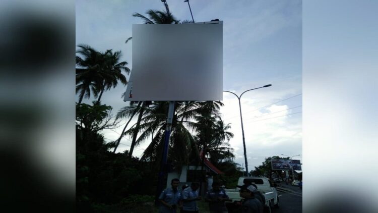 Baliho Rokok yang Muncul di Tabing Padang Sudah Dicopot, Bapenda: Tak Ada Izin 1 Baliho rokok di Parupuk Tabing dicopot usai timbulkan polemik. (Foto: Dok. Istimewa)