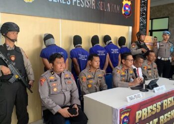 Babak Baru Kasus Persekusi 2 Perempuan di Pessel, Polisi Ungkap Peran Pelaku dan Buru Tersangka Lain 15 Babak Baru Kasus Persekusi 2 Perempuan di Pessel, Polisi Ungkap Peran Pelaku dan Buru Tersangka Lain