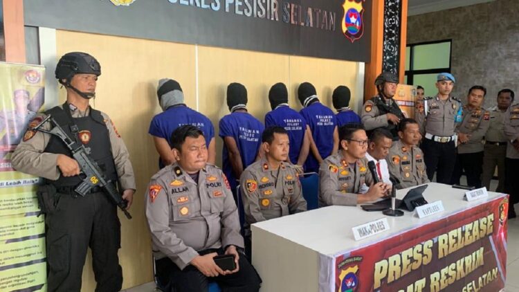 Konferensi pers kasus persekusi dua perempuan di Lengayang. (Foto: Dok. Polres Pessel)