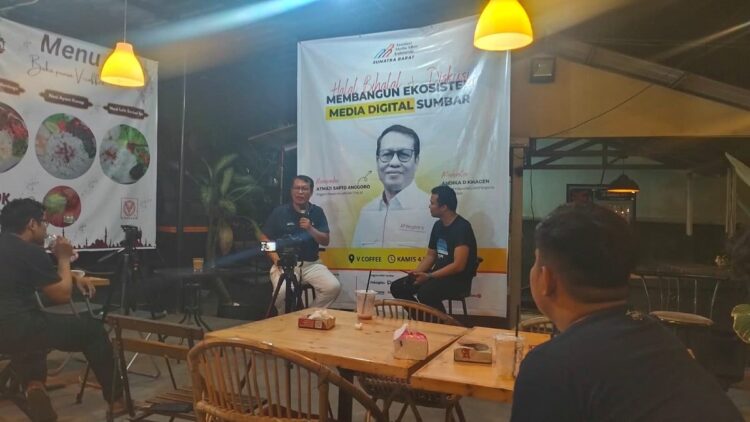 Anggota Dewan Pers Curhat Cara Kerja Media Online dari Masa ke Masa 1 Diskusi Membangun Ekosistem Media Digital Sumbar yang digelar Asosiasi Media Siber Indonesia (AMSI) Sumbar, Kamis (4/5/2023) malam. (Foto: Dok. Istimewa)