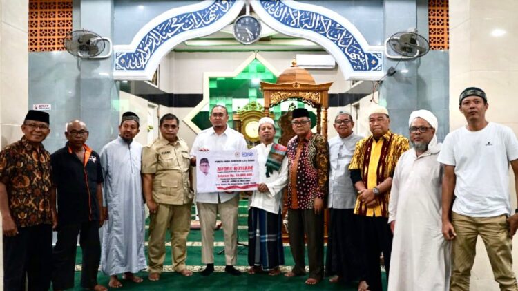 Andre Rosiade memberikan bantuan kepada Masjid Jamiatul Muslimin yang berada di Jalan Durian Tigo, Kompleks Taruko I, Kelurahan Korong Gadang, Kecamatan Kuranji, Kota Padang. (Foto: Dok. Istimewa)