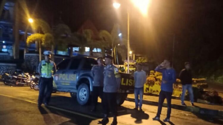 Warga Padang Diduga Diperas Gegara Abu Rokok di Kelok Jariang, Polisi Intensifkan Patroli 1 Terlihat personel Polsek Bungus Teluk Kabung melakukan patroli di seputaran Kelok Jariang. (Foto: Dok. Istimewa)