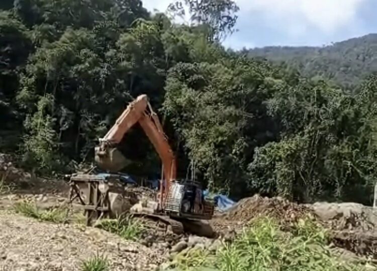 Aktifitas tambang ilegal di Pasaman Barat diduga menggunakan alat berat ekskavator. (Foto: Dok. Istimewa)