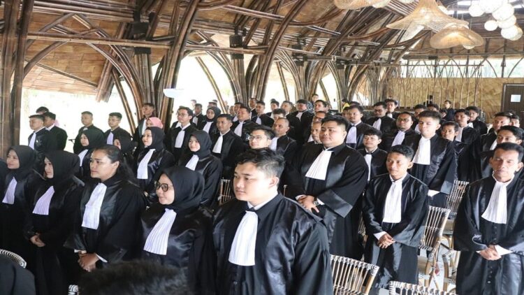 Peradi Padang Angkat 69 Advokat Baru, Miko Kamal: Bekerja Profesional dan Jaga Integritas 1 Pelantikan puluhan advokat yang baru di Kota Padang. (Foto: Dok. Peradi)