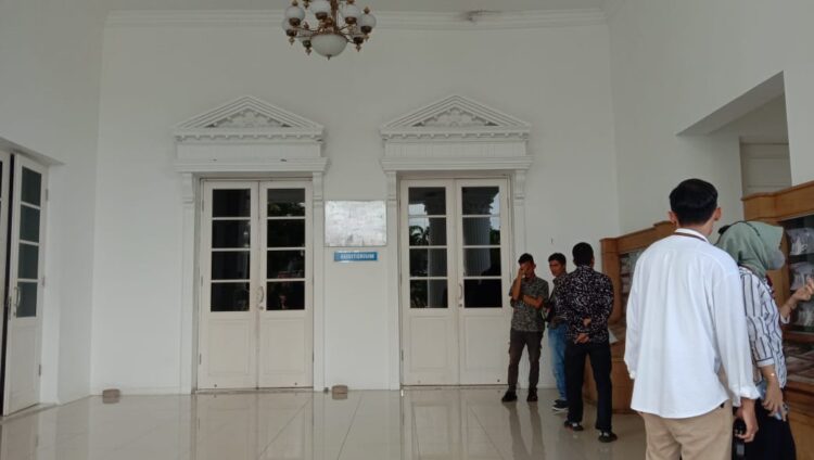 Wartawan Dilarang Masuk saat Pelantikan Wawako Padang Terpilih 1 Suasana luar ruang pelantikan auditorium Wawako Padang terpilih di Auditorium Gubernuran Sumbar. (Foto: Dok. Radarsumbar.com)