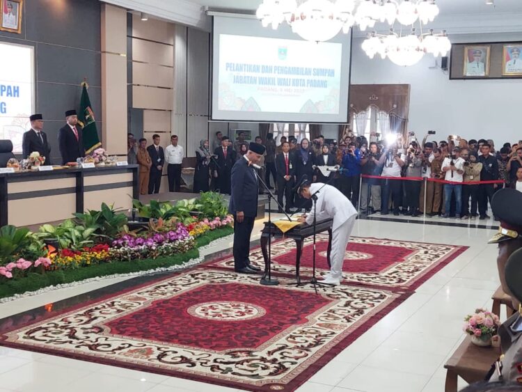 Pelantikan Ekos Albar sebagai Wawako Padang. (Foto: Dok. Istimewa)