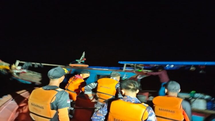 4 Nelayan Dievakuasi Tim SAR Gabungan usai Perahu Mati Mesin di Tengah Laut Mentawai 1 Evakuasi empat nelayan yang terkatung-katung di lautan lepas Mentawai pada Rabu (10/5/2023) dini hari. (Foto: Dok. Basarnas)