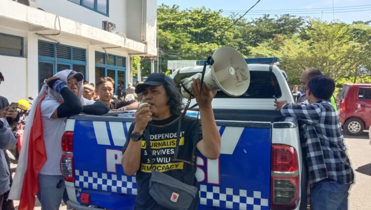 Buntut Pelarangan Liputan Pelantikan Wawako Padang, Ratusan Jurnalis Geruduk Kantor Gubernur Sumbar 1 Sejumlah awak media berkumpul di lapangan PWI Sumbar. (Foto: Dok. Radarsumbar.com)