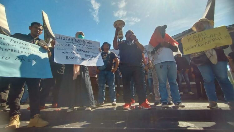 Aksi unjuk rasa jurnalis di depan Kantor Gubernur Sumbar. (Foto: Dok. Radarsumbar.com)