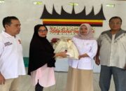 Andre Rosiade Bagikan Ratusan Sembako di Lubuk Buaya, Padang