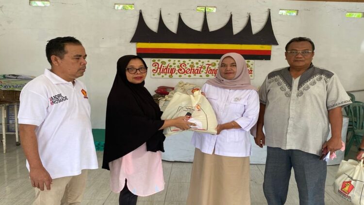 Andre Rosiade Bagikan Ratusan Sembako di Lubuk Buaya, Padang 1 Wakil Ketua DPD Gerindra Sumbar Nurhaida menyerahkan bantuan sembako dari Anggota DPR RI Andre Rosiade kepada warga Lubuk Gading, Kotongah, Padang. (Foto: Dok. Istimewa)