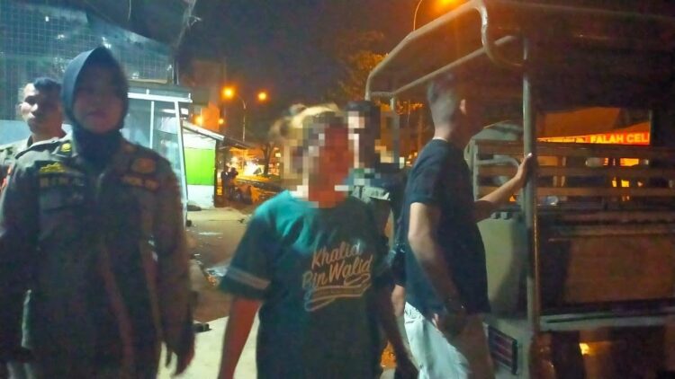 Petugas menggelandang perempuan paruh baya yang kedapatan serumah dengan seorang pemuda. (Foto: Dok. Satpol PP Padang)