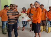 Andre Rosiade Bagikan Paket Sembako untuk Petugas Kebersihan Padang