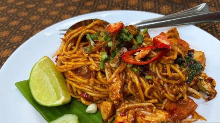 Cara Termudah Cari Makanan Halal di Kamboja, Pergi ke Dekat Masjid 1 Mie goreng ala Malaysia yang ditawarkan di Restoran Wau, Phnom Penh, Kamboja. (ANTARA/Arnidhya Nur Zhafira)
