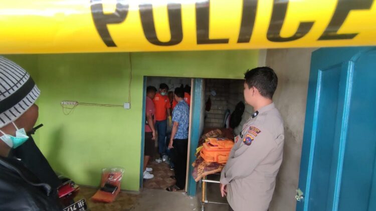 Seorang Pria Ditemukan Gantung Diri di Solok, Ini Kronologinya 1 Polisi melakukan olah TKP penemuan mayat di Alahan Panjang pada Sabtu (13/5/2023) pagi. (Foto: Dok. Polres Solok)