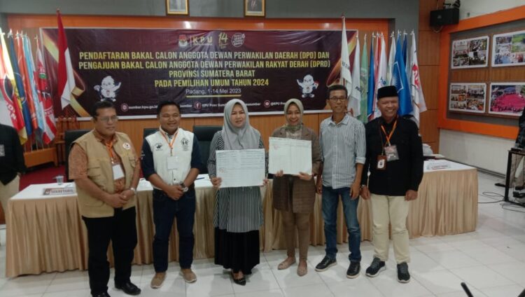 Penutupan pendaftaran Bacaleg DPRD Provinsi dan DPD di KPU Sumbar. (Foto: Dok. Radarsumbar.com)