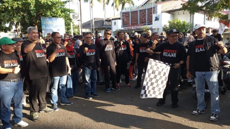 Pelepasan jalan santai Unand dalam rangka menyambut Bulan Merdeka Belajar. (Foto: Dok. Radarsumbar.com)