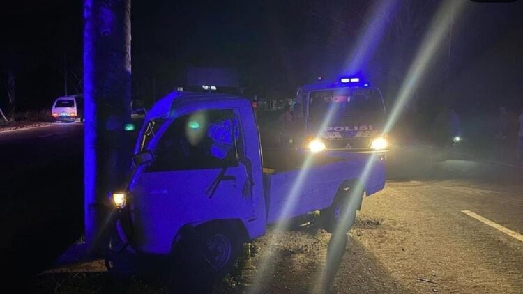 Sebuah mobil pikap menabrak tiang baliho di Kabupaten Padangpariaman. (Foto: Dok. Istimewa)
