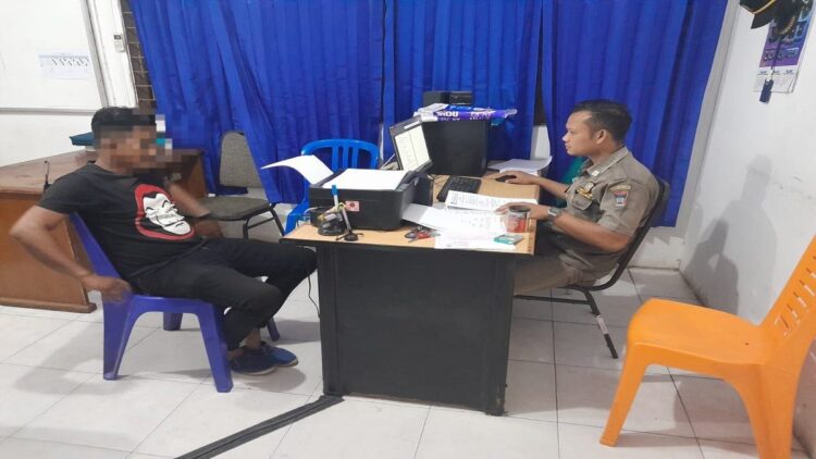 Warga Padang Kedapatan Buang Sampah di Pinggir Sungai, Terancam Denda Rp5 Juta 1 Seorang warga Padang nekat membuang sampah ke pinggir sungai. (Foto: Dok. Radarsumbar.com)