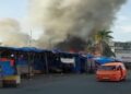 Puluhan Lapak PKL di Pasar Raya Padang Terbakar, Damkar Terjunkan 7 Mobil 3 Puluhan Lapak PKL di Pasar Raya Padang Terbakar, Damkar Terjunkan 7 Mobil