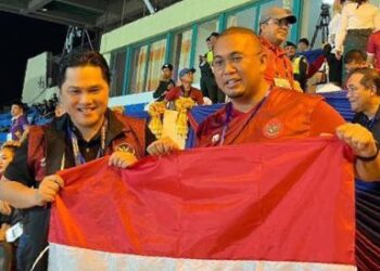 Andre Rosiade bersama Erick Thohir merayakan kemenangan Timnas Indonesia di cabor sepakbola SEA Games Kamboja. (Foto: Dok. Istimewa)