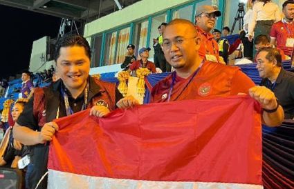 Andre Rosiade: Alhamdulillah, Indonesia Akhiri Puasa Emas Sepakbola SEA Games 1 Andre Rosiade bersama Erick Thohir merayakan kemenangan Timnas Indonesia di cabor sepakbola SEA Games Kamboja. (Foto: Dok. Istimewa)