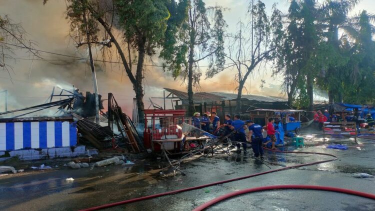 Dinas Pemadam Kebakaran Kota Padang memadamkan api yang membakar lapak PKL di Pasar Raya Padang. (Foto: Dok. Istimewa)