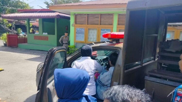 Terjaring Razia Pekat, Satpol PP Padang Kirim 2 Perempuan ke Panti Andam Dewi Solok 1 2 perempuan yang terbukti sebagai PSK dikirim ke Panti Sosial Karya Wanita (PSKW) Andam Dewi di Kabupaten Solok. (Foto: Dok. Satpol PP Kota Padang)