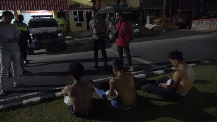 Seorang Pelaku Tawuran di Padang jadi Tersangka Kepemilikan Senjata Tajam 1 Satu dari tiga pelaku tawuran ditetapkan sebagai tersangka kepemilikan senjata tajam. (Foto: Dok. Istimewa)