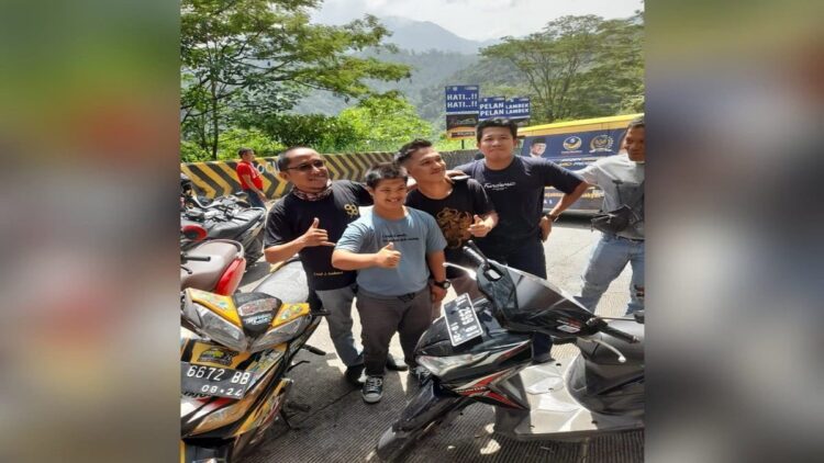 Jelang Berwisata ke Solok, 'Ketua Pemuda' Sempatkan Kongkow dengan YouTuber Sitinjau Lauik 1 Iki menyapa dan bertemu para YouTuber Sitinjau Lauik. (Foto: Dok. Pribadi)