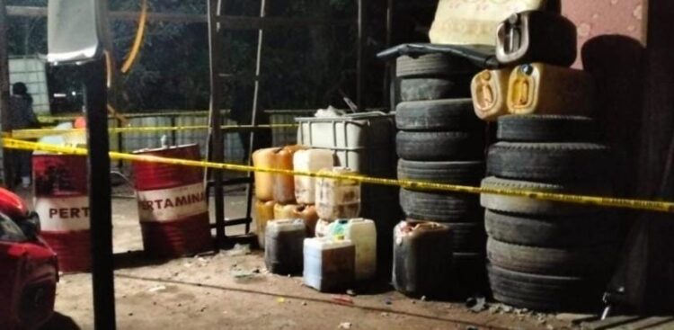 Polisi mengamankan sebuah gudang minyak tanah di Padang karena disinyalir menyimpang BBM oplosan. (Foto: Dok. Istimewa)